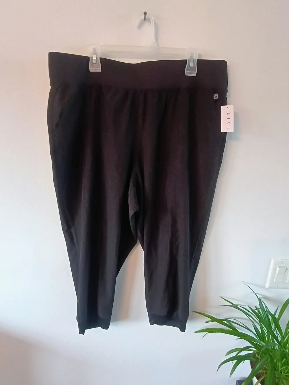 LIVI Lane Bryant 18/20 Black Active Capri Pants Pockets Stretch NWT Athleisure